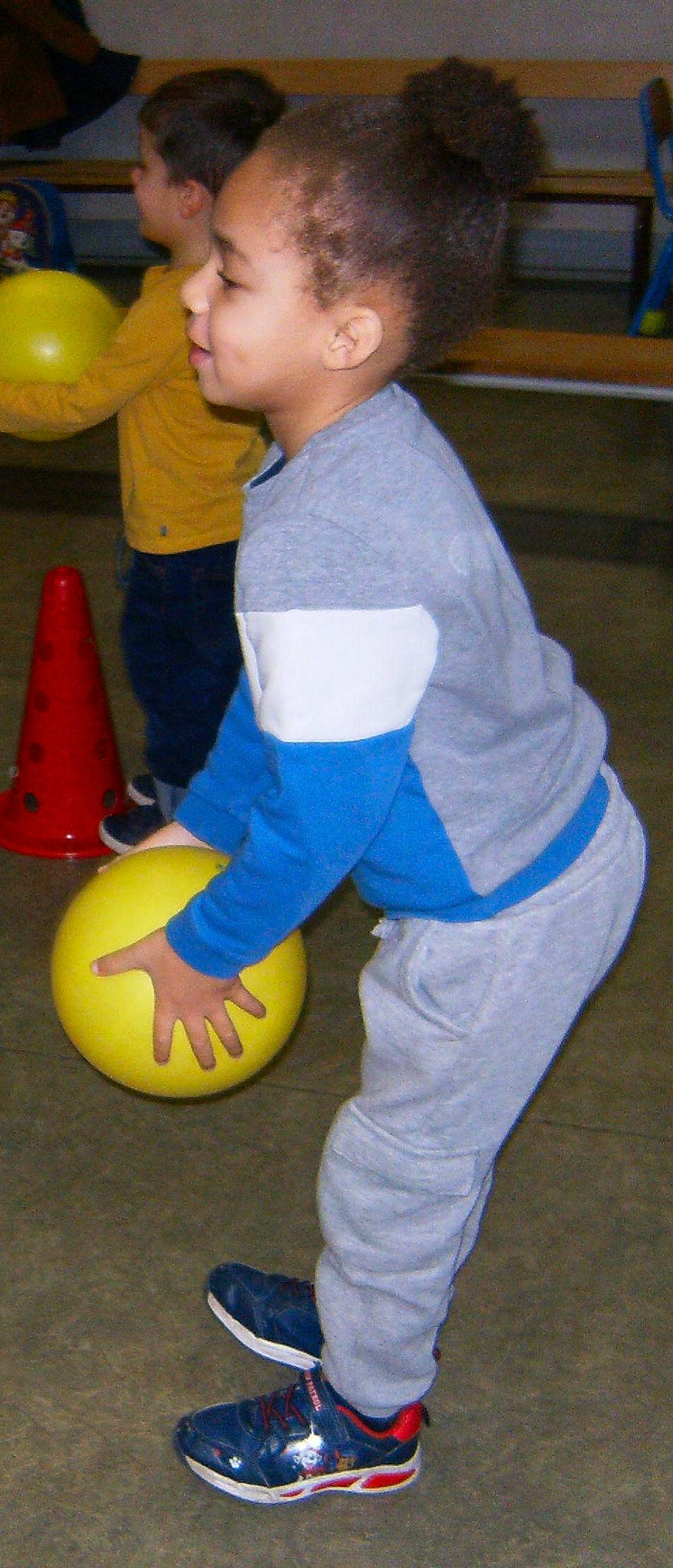 Kylian a rejoint le concours — aidez-le/la à gagner de superbes lots ! baby, baby_toddler_clothing, child, cone, electric_blue, flooring, fun, human_leg, knee, leg, leisure, person, play, playground, recreation, sitting, sportswear, sweatpant, toddler, white