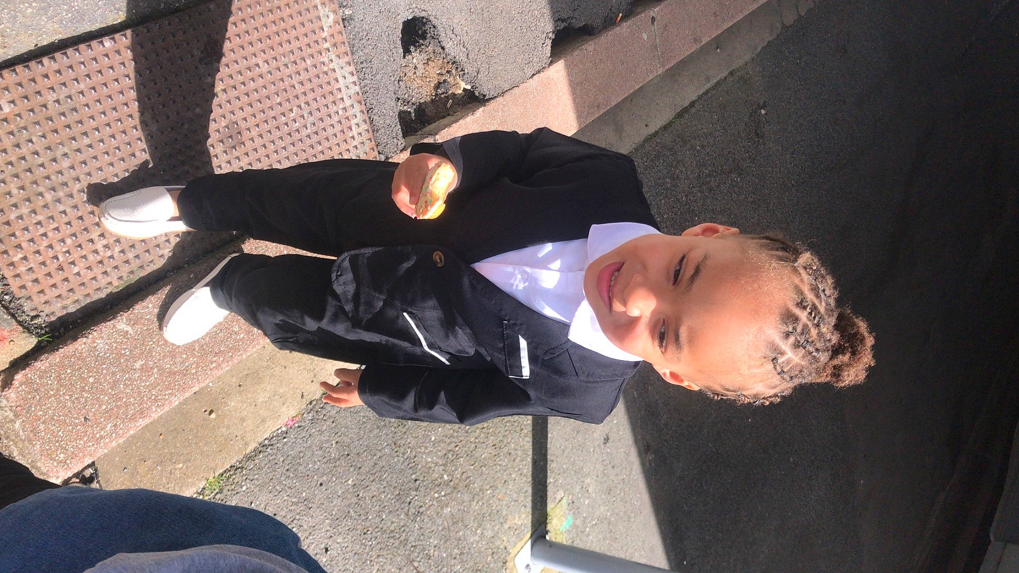 Kylian a rejoint le concours — aidez-le/la à gagner de superbes lots ! asphalt, fun, hat, joy, person, shadow, sitting, smile, toddler