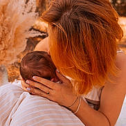 Sasha participe au concours pour gagner de l'argent avec cette photo : baby, woman, red_hair, holding, blanket, outdoor, nature, close_up, love, motherhood, tenderness, portrait, skin, hand, nail_art, ring, warm_colors, hair, caring, family
