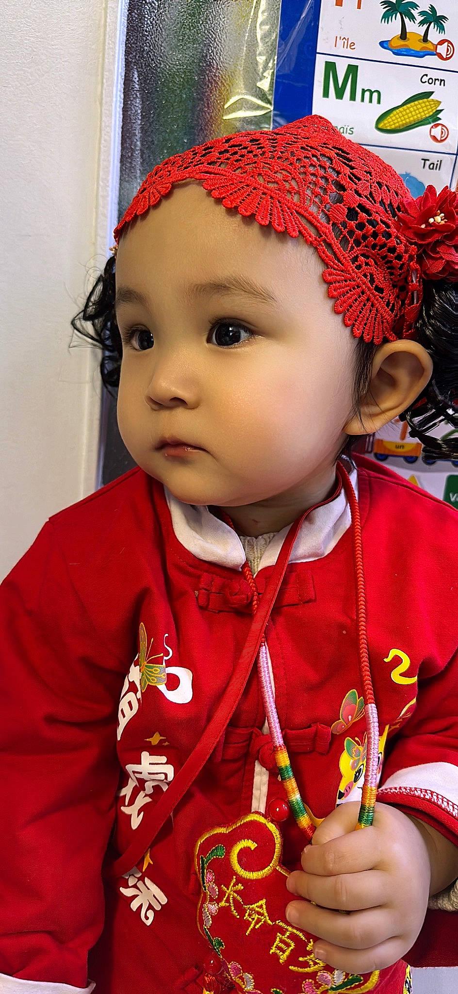 Alice a rejoint le concours — aidez-le/la à gagner de superbes lots ! baby, baby_toddler_clothing, cap, cheek, child, chin, costume_hat, facial_expression, fashion_accessory, fun, happy, headgear, headwear, knit_cap, lip, organ, outerwear, person, red, skin