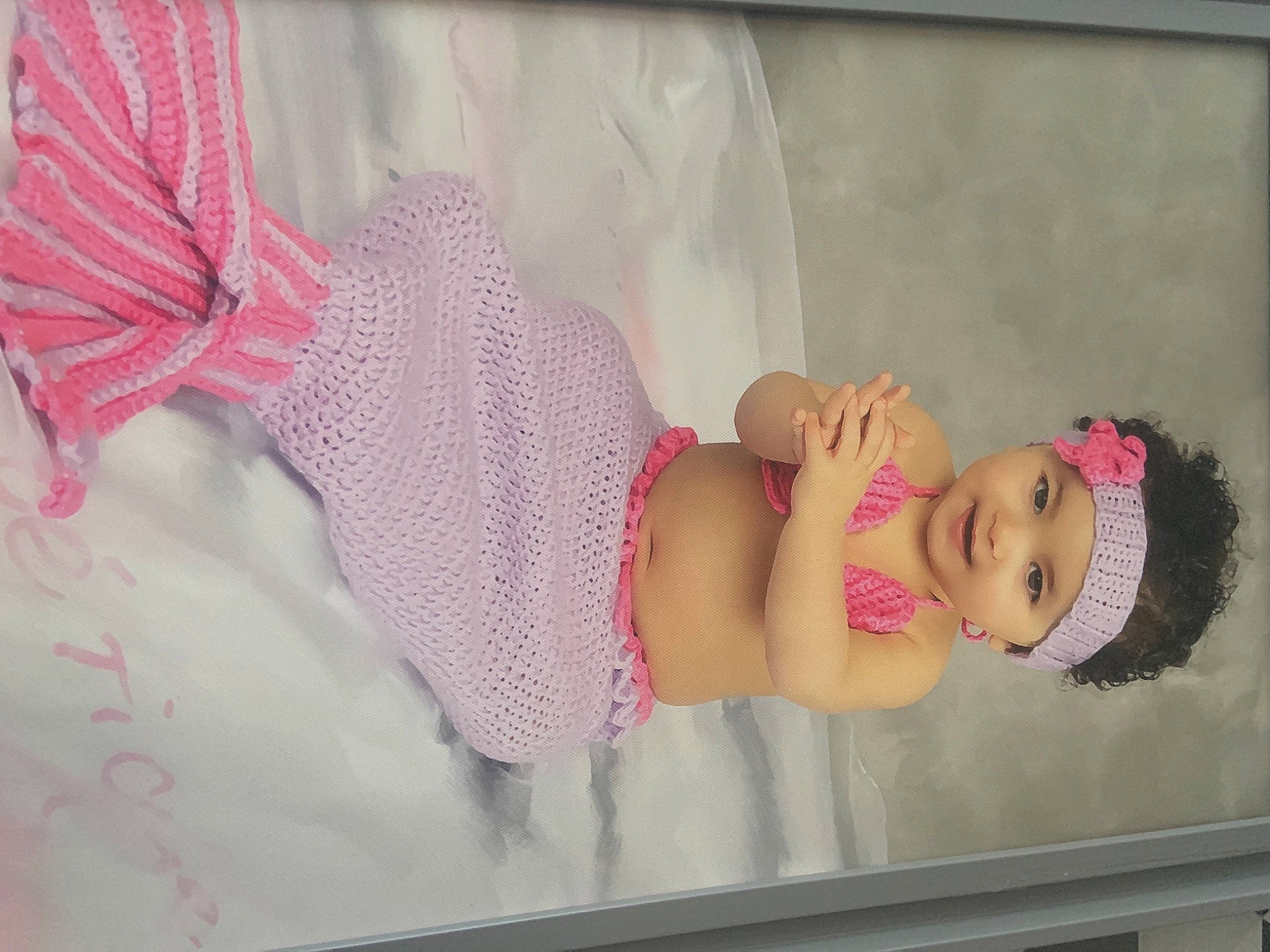 Lina a rejoint le concours — aidez-le/la à gagner de superbes lots ! abdomen, art, baby_toddler_clothing, chest, child, embellishment, eyelash, headwear, human_leg, leg, magenta, pattern, peach, person, pink, room, thigh, toddler, trunk, undergarment