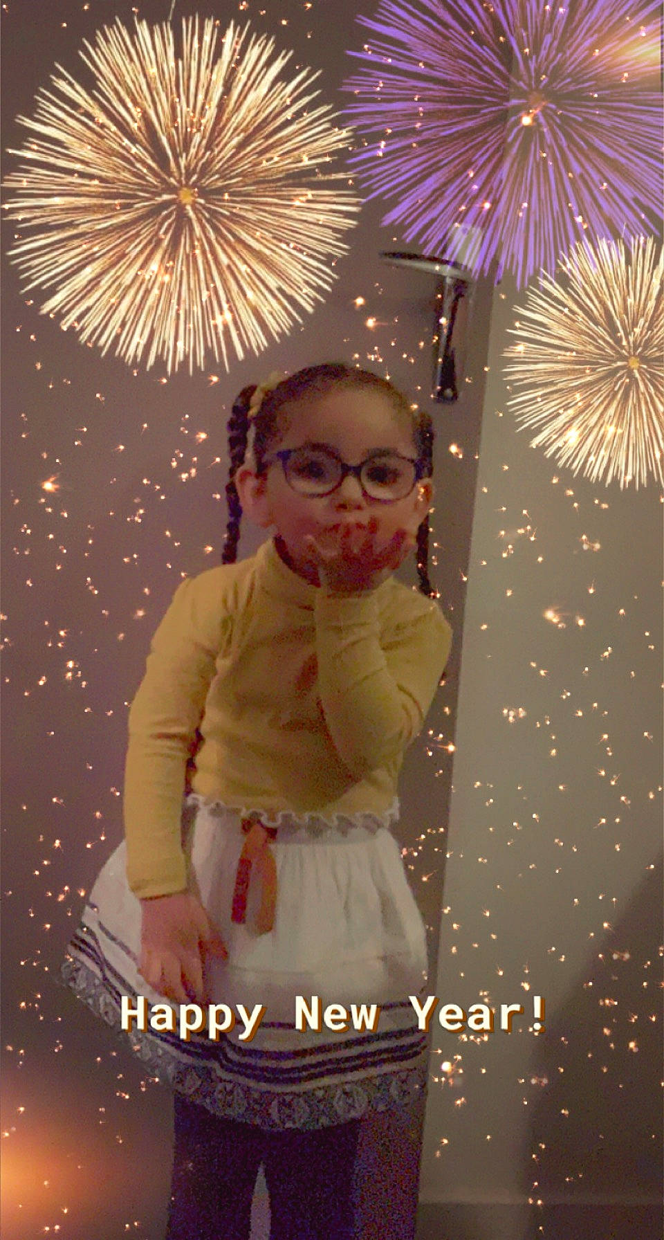 Lina a rejoint le concours — aidez-le/la à gagner de superbes lots ! beauty, event, fireworks, fun, glasses, happy, holiday, light, lighting, midnight, people, person, photograph, recreation, sky, snapshot, space, toddler, tree, white