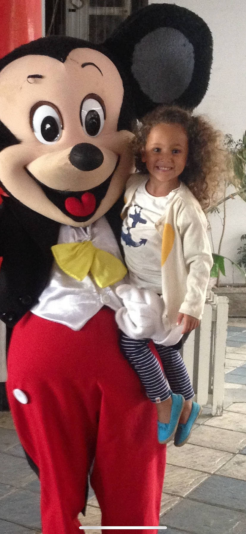 Thaïs a rejoint le concours — aidez-le/la à gagner de superbes lots ! clothing, event, facial_expression, fun, gesture, happy, hat, joy, mascot, organ, people, person, photograph, pink, plant, recreation, skin, sleeve, smile, snapshot