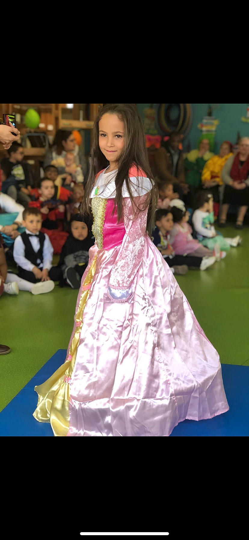 Thaïs participe au concours pour gagner de l'argent avec cette photo : blurred, costume_design, dress, entertainment, event, fashion, fashion_accessory, fashion_design, fashion_model, fashion_show, flooring, formal_wear, fun, gown, haute_couture, headwear, joy, leisure, magenta, makeover