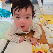 Henly a rejoint le concours — aidez-le/la à gagner de superbes lots ! baby, infant, child, surprised_expression, playmat, pacifier, toy, crawling, indoors, cute, face, eyes, hand, hair, play_gym, plush_toy, blanket, floor, portrait, toddler