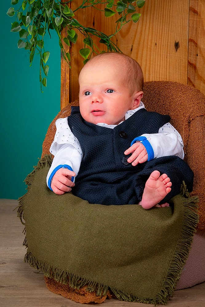 Armine participe au concours pour gagner de l'argent avec cette photo : baby, infant, child, cute, portrait, indoor, chair, blanket, wooden_background, green_leaves, clothing, sitting, foot, hand, face, expression, cozy, comfortable, cute_baby, casual