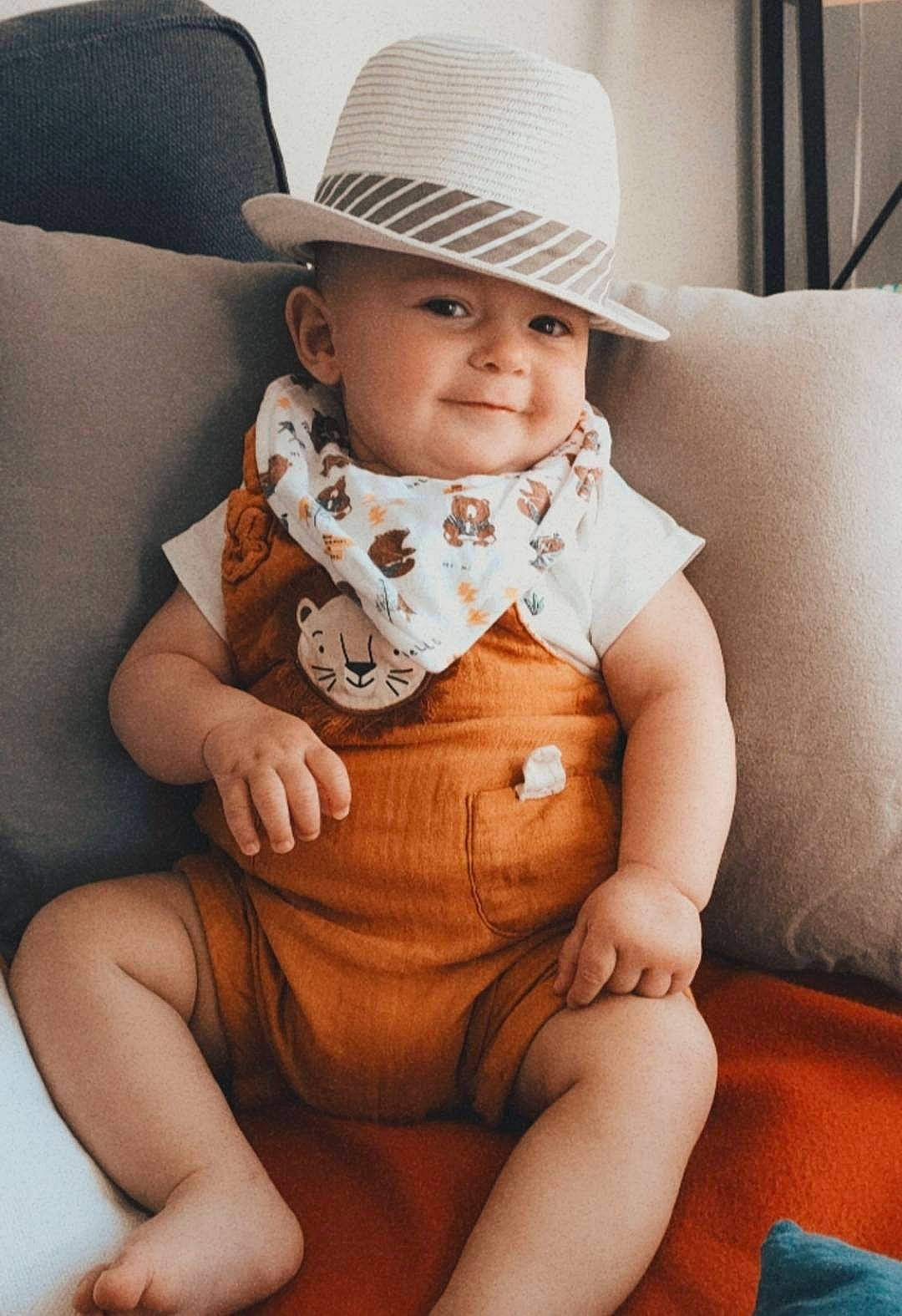 Joan a rejoint le concours — aidez-le/la à gagner de superbes lots ! arm, baby, baby_toddler_clothing, cheek, chin, comfort, dress, hairstyle, hat, head, headwear, joint, joy, knee, lip, mouth, neck, person, shoulder, skin