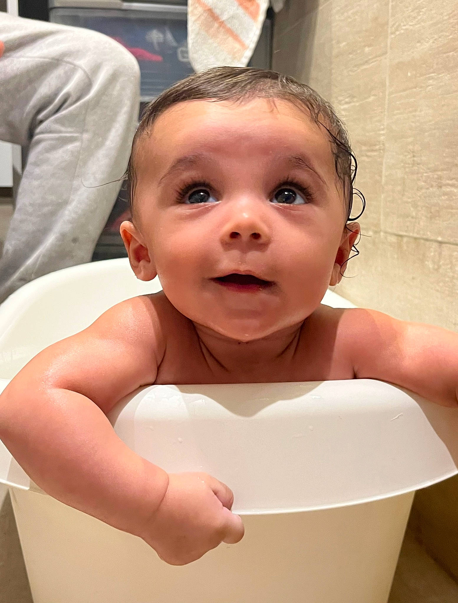 Bryan a rejoint le concours — aidez-le/la à gagner de superbes lots ! baby, baby_bathing, bathing, cheek, ear, eye, eyelash, finger, hairstyle, happy, human_body, iris, joint, lip, mouth, muscle, neck, nose, person, skin