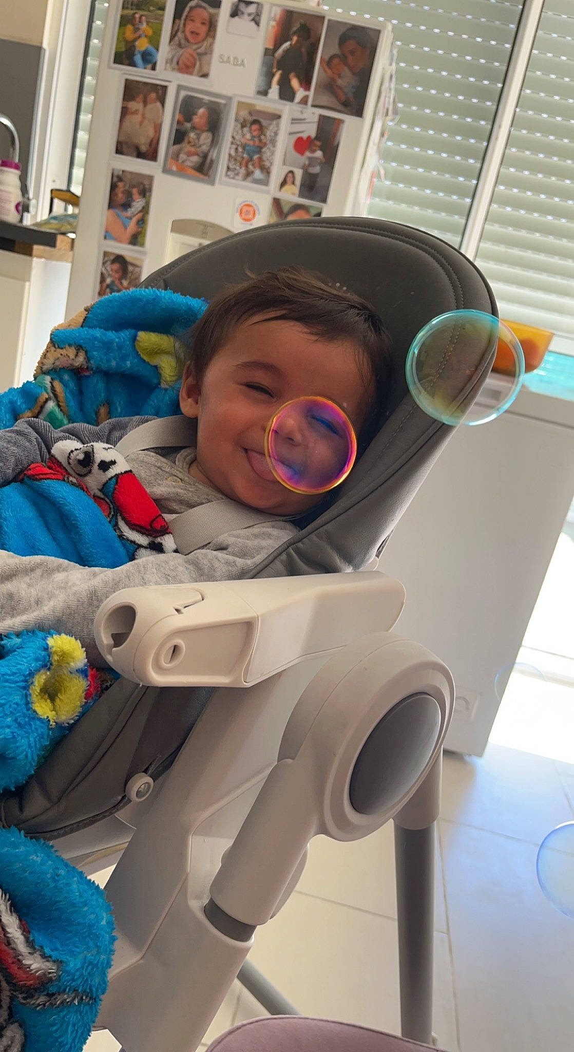 Bryan participe au concours pour gagner de l'argent avec cette photo : audio_equipment, baby, blue, blurred, child, circle, comfort, costume, eye, fictional_character, fun, helmet, joy, machine, person, personal_protective_equipment, room, service, toddler