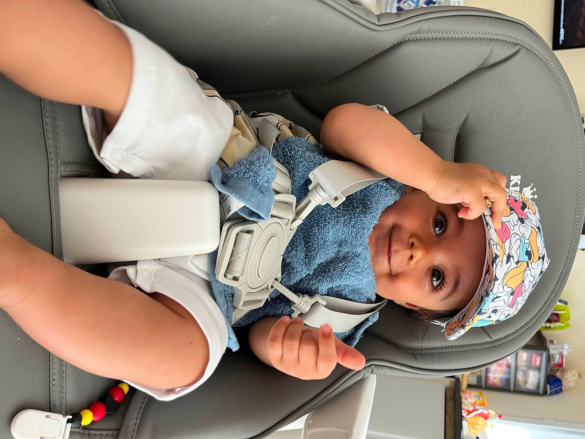 Bryan a rejoint le concours — aidez-le/la à gagner de superbes lots ! auto_part, automotive_design, baby, baby_carriage, baby_in_car_seat, baby_products, baby_safety, baby_toddler_clothing, car_seat, child, comfort, head_restraint, headwear, human_leg, knee, person, service, sitting, thigh, toddler