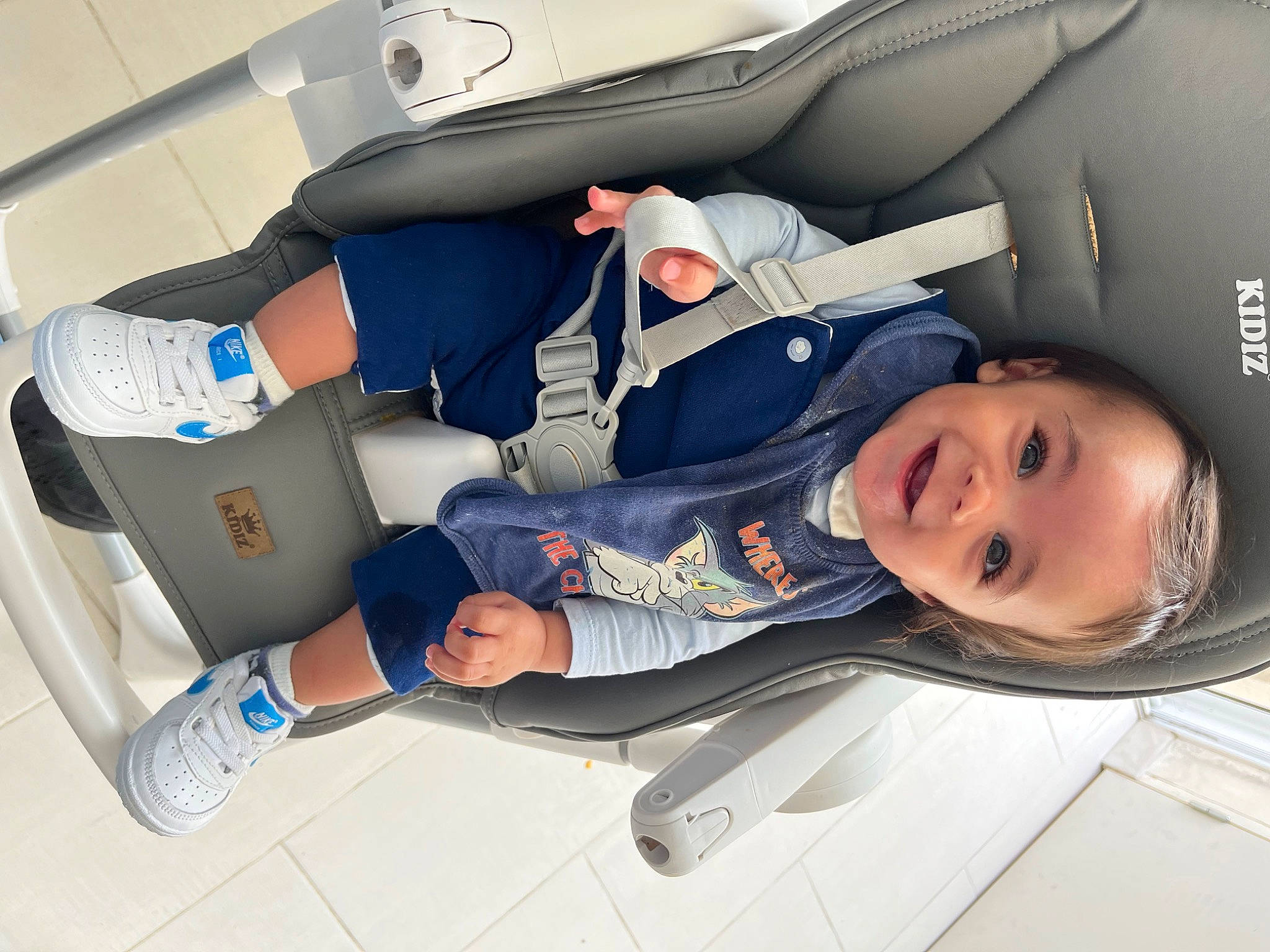Bryan a rejoint le concours — aidez-le/la à gagner de superbes lots ! air_travel, auto_part, automotive_design, baby, baby_toddler_clothing, car_seat, child, comfort, electric_blue, family_car, head_restraint, health_care, human_leg, joy, knee, luxury_vehicle, medical, person, service, smile