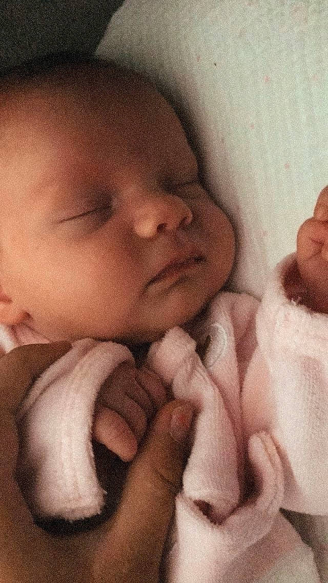 Chanelle a rejoint le concours — aidez-le/la à gagner de superbes lots ! baby, baby_sleeping, bedtime, birth, cheek, child, childbirth, face, finger, gesture, hand, lip, love, mouth, nap, nose, person, skin, sleep, thumb