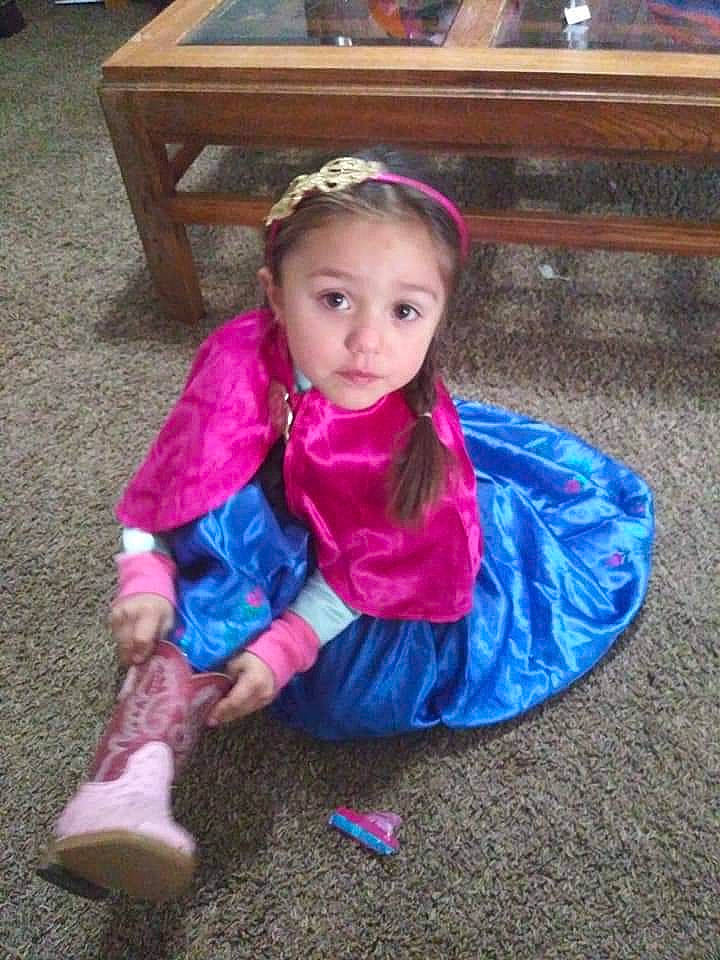 Ali'Yana is registered to the contest to win money with this photo: chair, child, electric_blue, event, eye, fashion_accessory, fun, grass, happy, human_leg, knee, leisure, magenta, person, pink, public_space, purple, sitting, skin, toddler