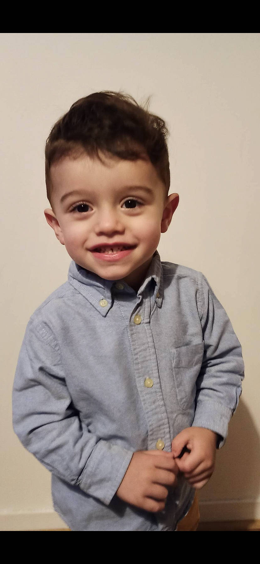 Leandro a rejoint le concours — aidez-le/la à gagner de superbes lots ! arm, baby_toddler_clothing, button, cheek, child, chin, collar, denim, dress_shirt, elbow, electric_blue, flash_photography, forehead, gesture, happy, joy, person, sitting, sleeve, smile