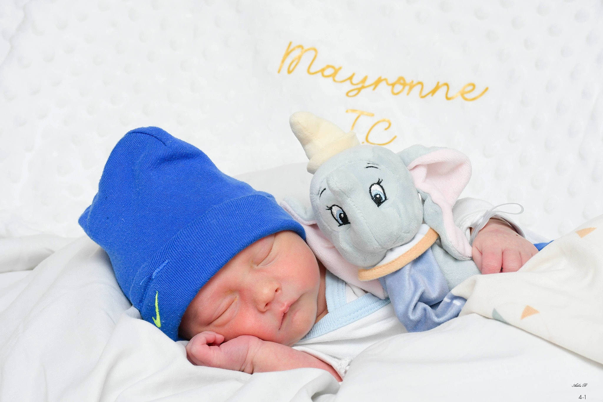 Mayronne participe au concours pour gagner de l'argent avec cette photo : baby, baby_products, baby_sleeping, baby_toddler_clothing, bedding, bedtime, child, comfort, electric_blue, font, gesture, happy, hat, headgear, headwear, linens, person, room, skin, textile