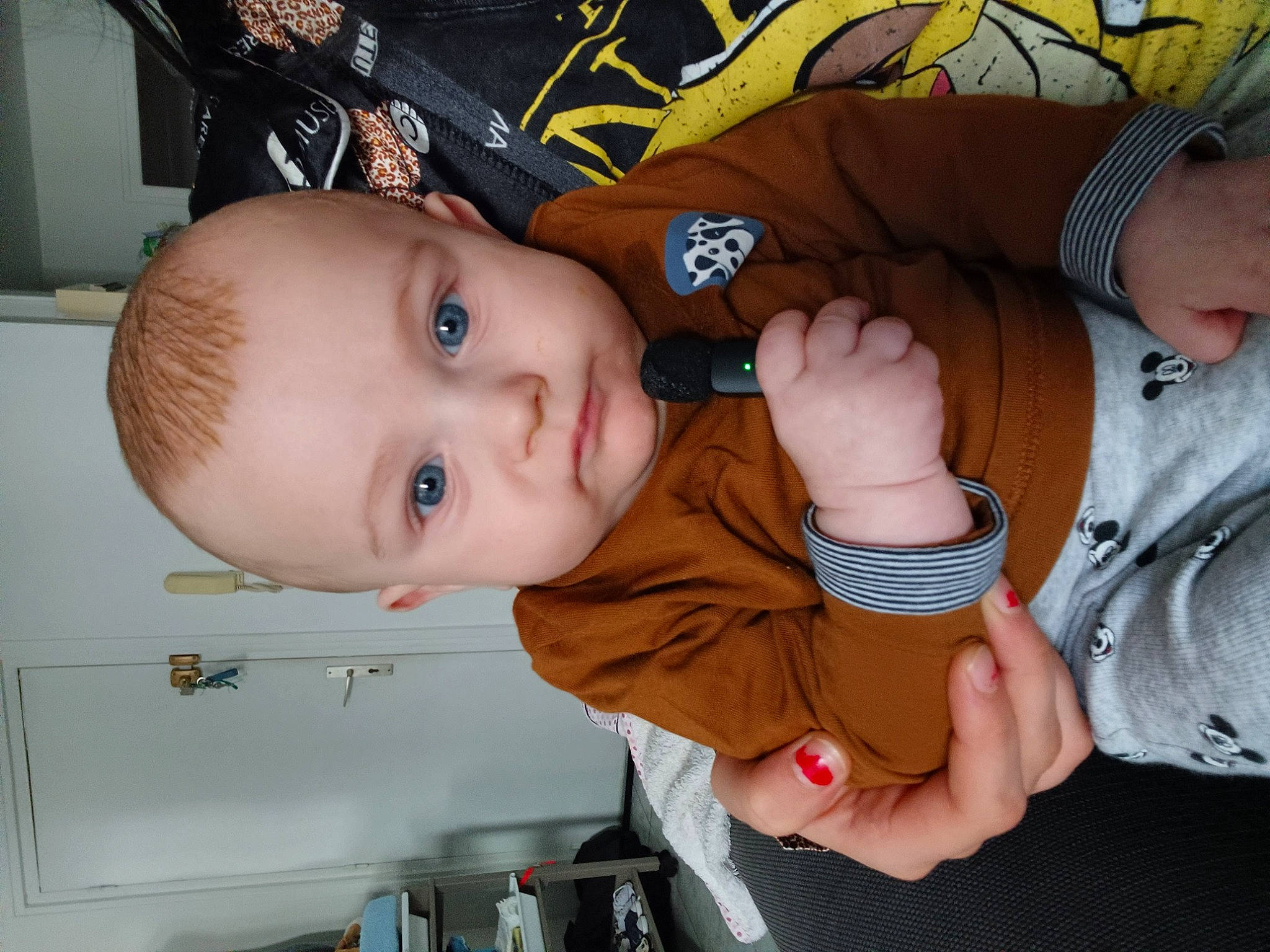 Mayronne a rejoint le concours — aidez-le/la à gagner de superbes lots ! baby, baby_products, baby_toddler_clothing, cheek, child, finger, fun, gesture, hand, happy, iris, mouth, nail, nose, person, sitting, skin, sleeve, thumb, toddler