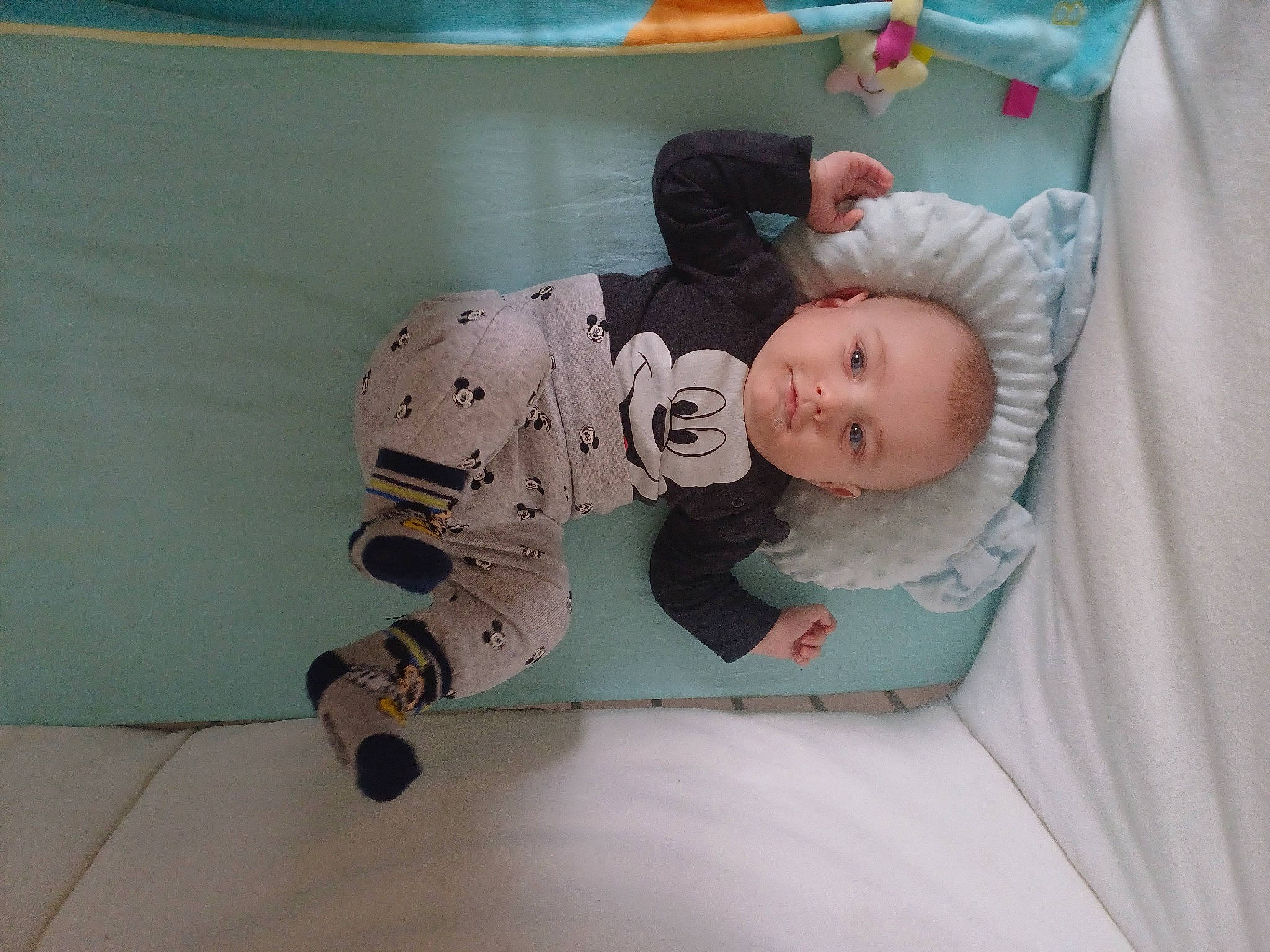 Mayronne participe au concours pour gagner de l'argent avec cette photo : baby, baby_products, baby_safety, baby_toddler_clothing, baby_toys, child, comfort, flooring, infant_bed, linens, person, room, sitting, sleeve, toddler