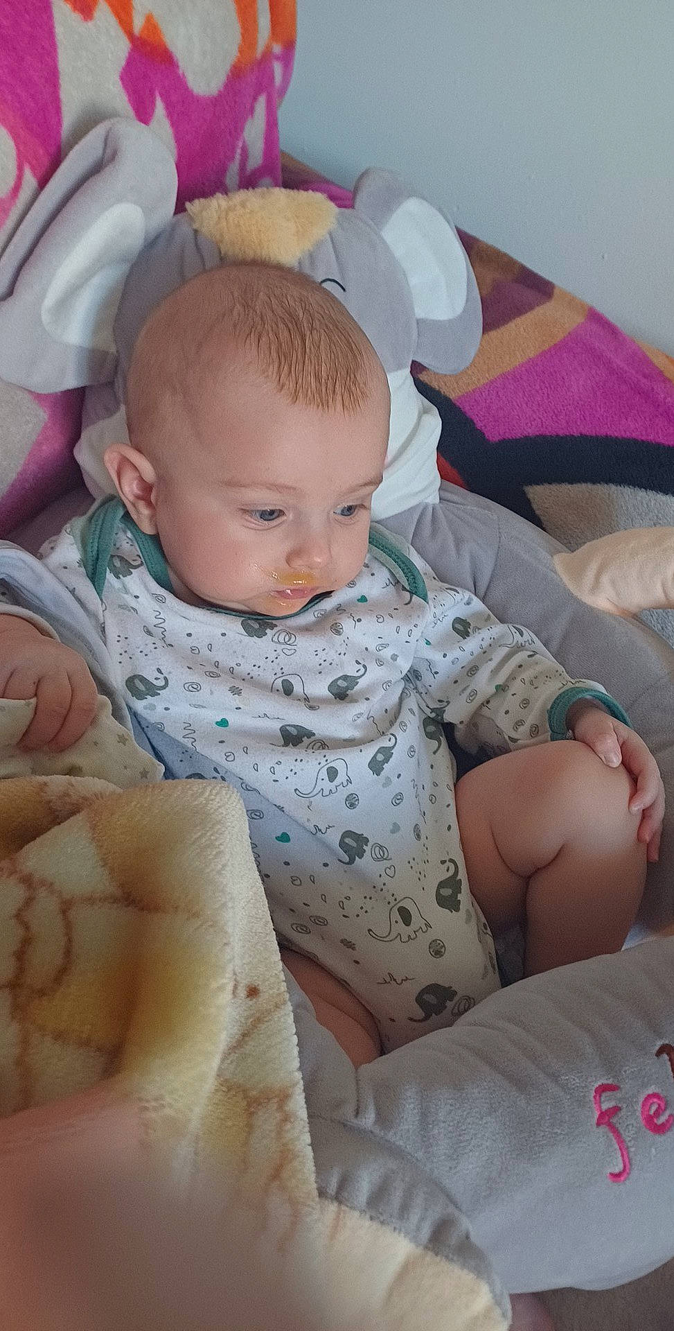 Mayronne a rejoint le concours — aidez-le/la à gagner de superbes lots ! baby, baby_toddler_clothing, beauty, cheek, child, comfort, facial_expression, finger, hand, human, iris, linens, mammal, people, person, pink, product, sitting, skin, textile