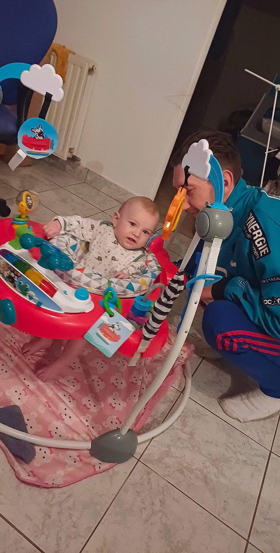 Mayronne participe au concours pour gagner de l'argent avec cette photo : baby, baby_carriage, baby_products, baby_safety, baby_toddler_clothing, baby_toys, cart, chair, child, event, fun, hat, lap, person, play, product, room, sitting, stuffed_toy, toddler