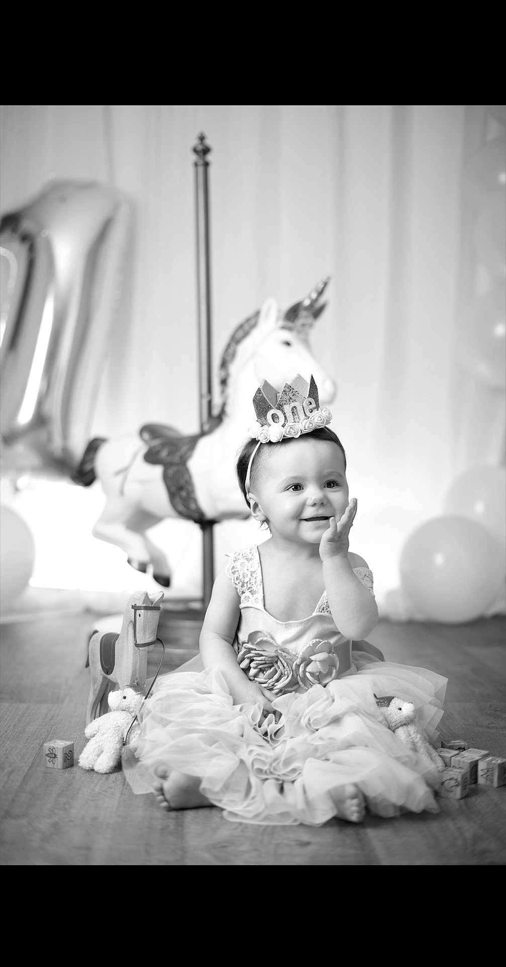 Lyana participe au concours pour gagner de l'argent avec cette photo : child, baby, toddler, birthday_crown, unicorn, carousel, balloons, dress, tutu, headband, wooden_horse, stuffed_animal, toy_blocks, portrait, smile, sitting, party, floor, photography, celebration
