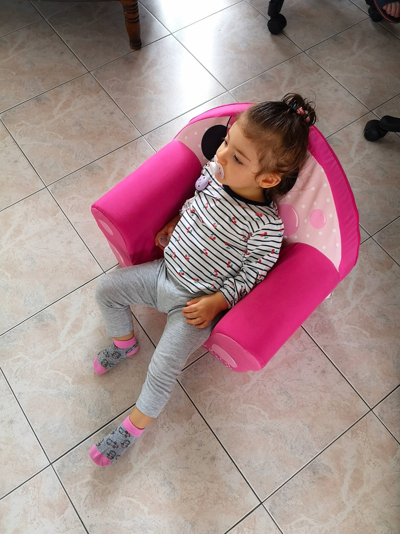 Margaux participe au concours pour gagner de l'argent avec cette photo : child, floor, flooring, footwear, leg, magenta, person, pink, play, shoe, tile, toddler