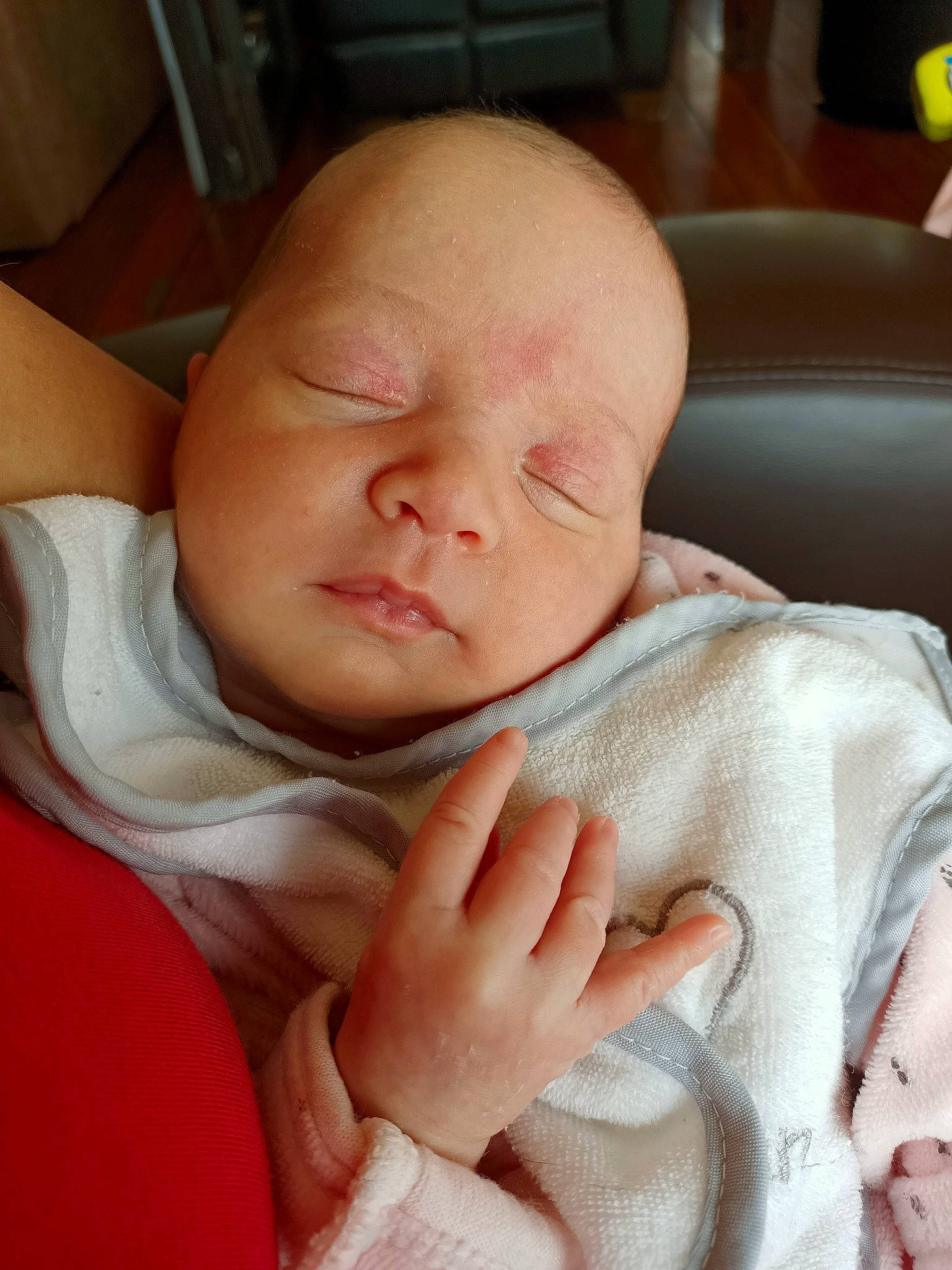 Laura participe au concours pour gagner de l'argent avec cette photo : baby, baby_products, baby_toddler_clothing, cheek, child, comfort, eyebrow, eyelash, finger, gesture, linens, lip, nail, neck, nose, person, sitting, skin, sleeve, thumb