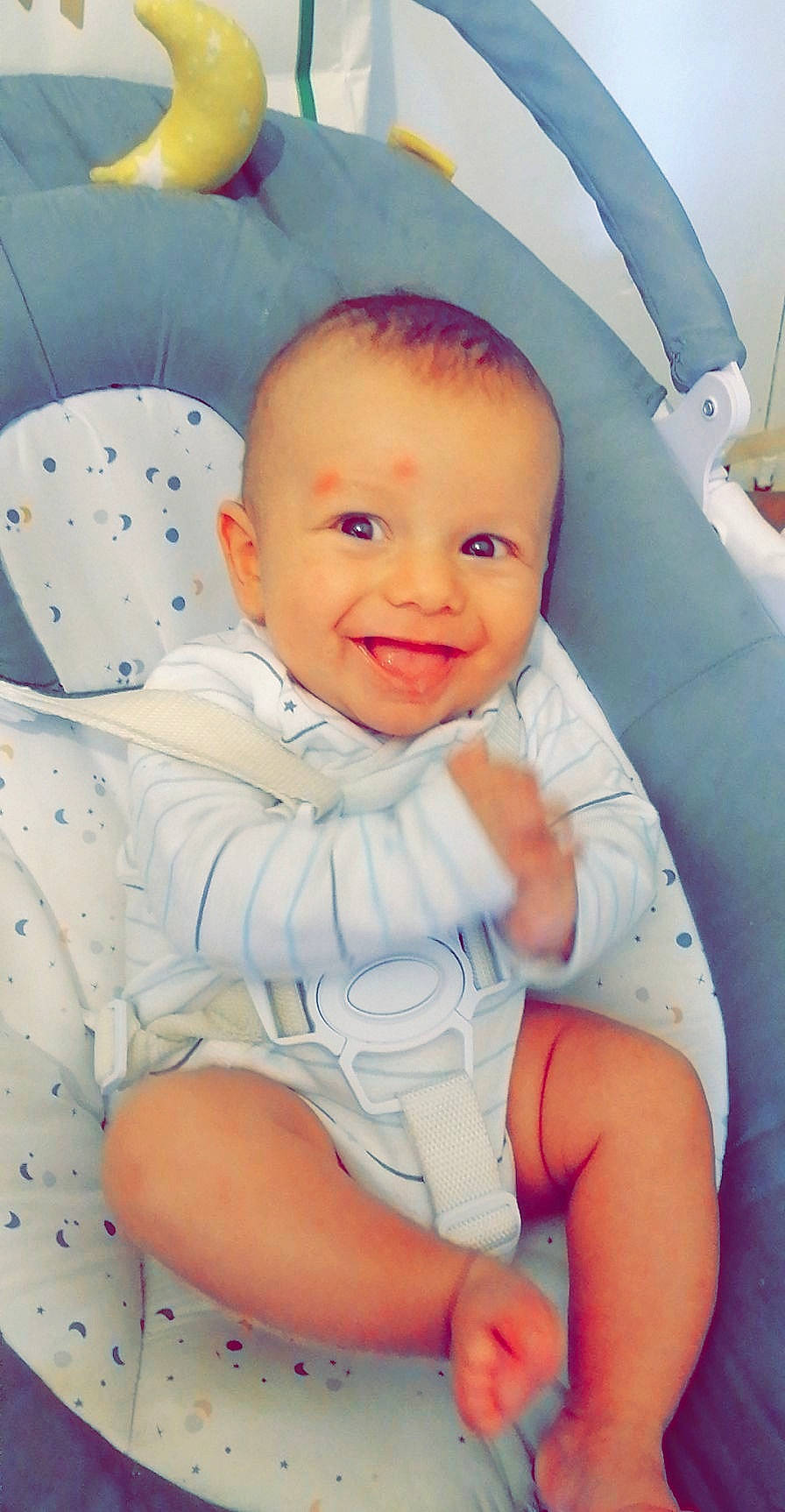 Wassim participe au concours pour gagner de l'argent avec cette photo : azure, baby, baby_toddler_clothing, cheek, chin, comfort, eye, finger, fun, happy, head, iris, joy, lip, person, product, skin, sleeve, smile, textile