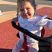 Jade a rejoint le concours — aidez-le/la à gagner de superbes lots ! bench, chain, child, clothing, daylight, face, fun, hair, happy, outdoor, pants, park, playground, playing, safety_bar, smile, socks, sunlight, swing, toddler