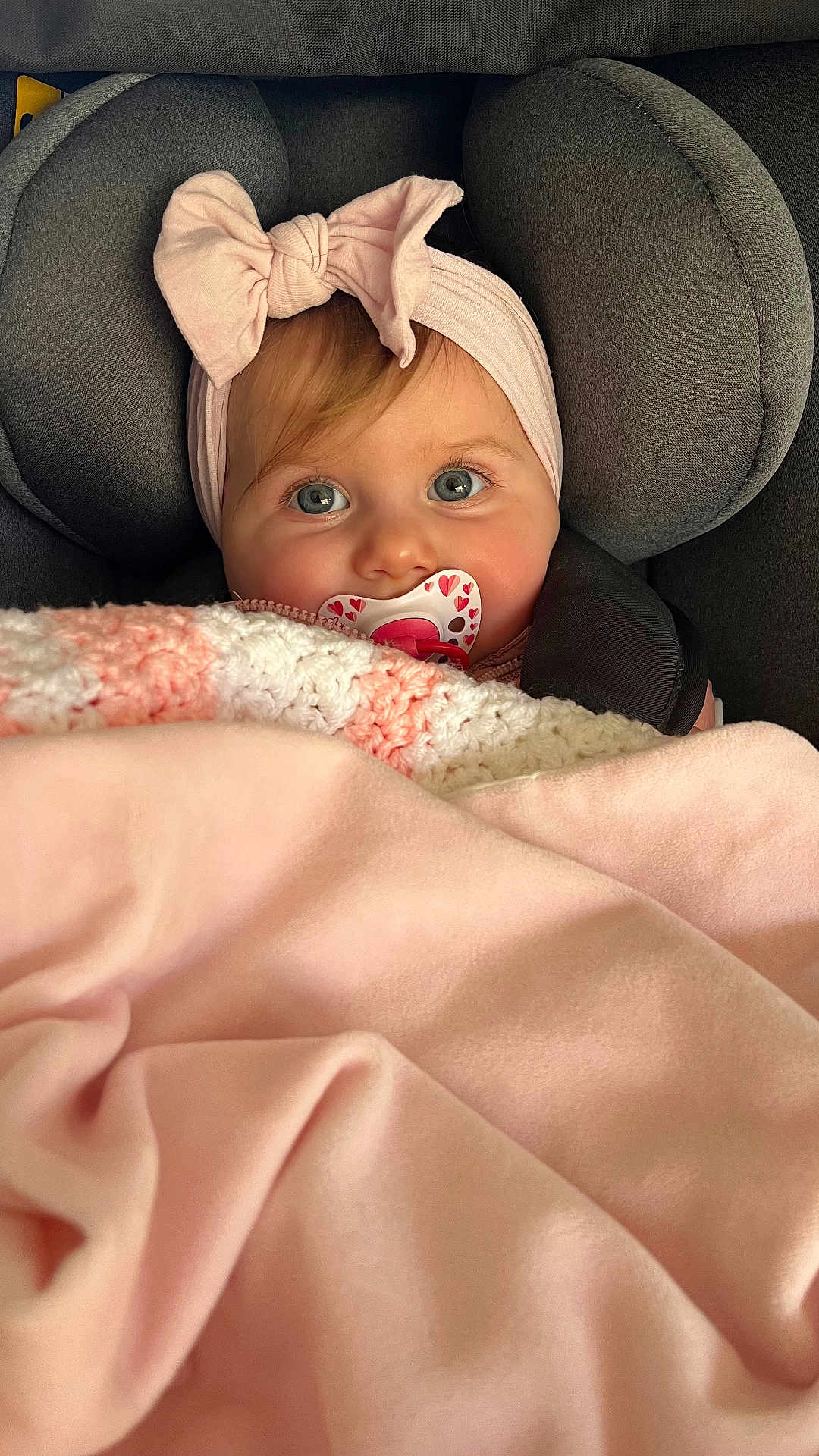 Jade participe au concours pour gagner de l'argent avec cette photo : baby, infant, pacifier, headband, bow, car_seat, blanket, pink_blanket, crochet_blanket, blue_eyes, chubby_cheeks, cute, portrait, cozy, fabric, seat_strap, soft, gaze, cuddly, eyelashes