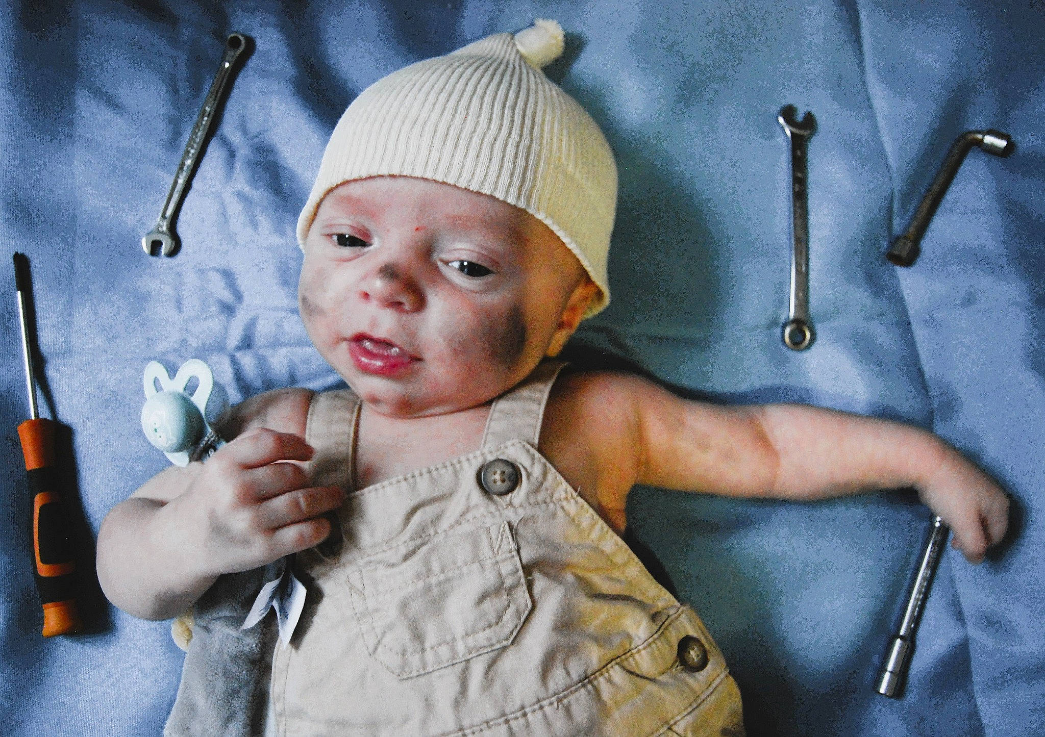 Tymeo a rejoint le concours — aidez-le/la à gagner de superbes lots ! art, baby, beanie, cap, cheek, child, cool, face, fashion_accessory, gesture, headgear, illustration, knit_cap, luggage_and_bags, pattern, person, service, skin, thumb, toddler