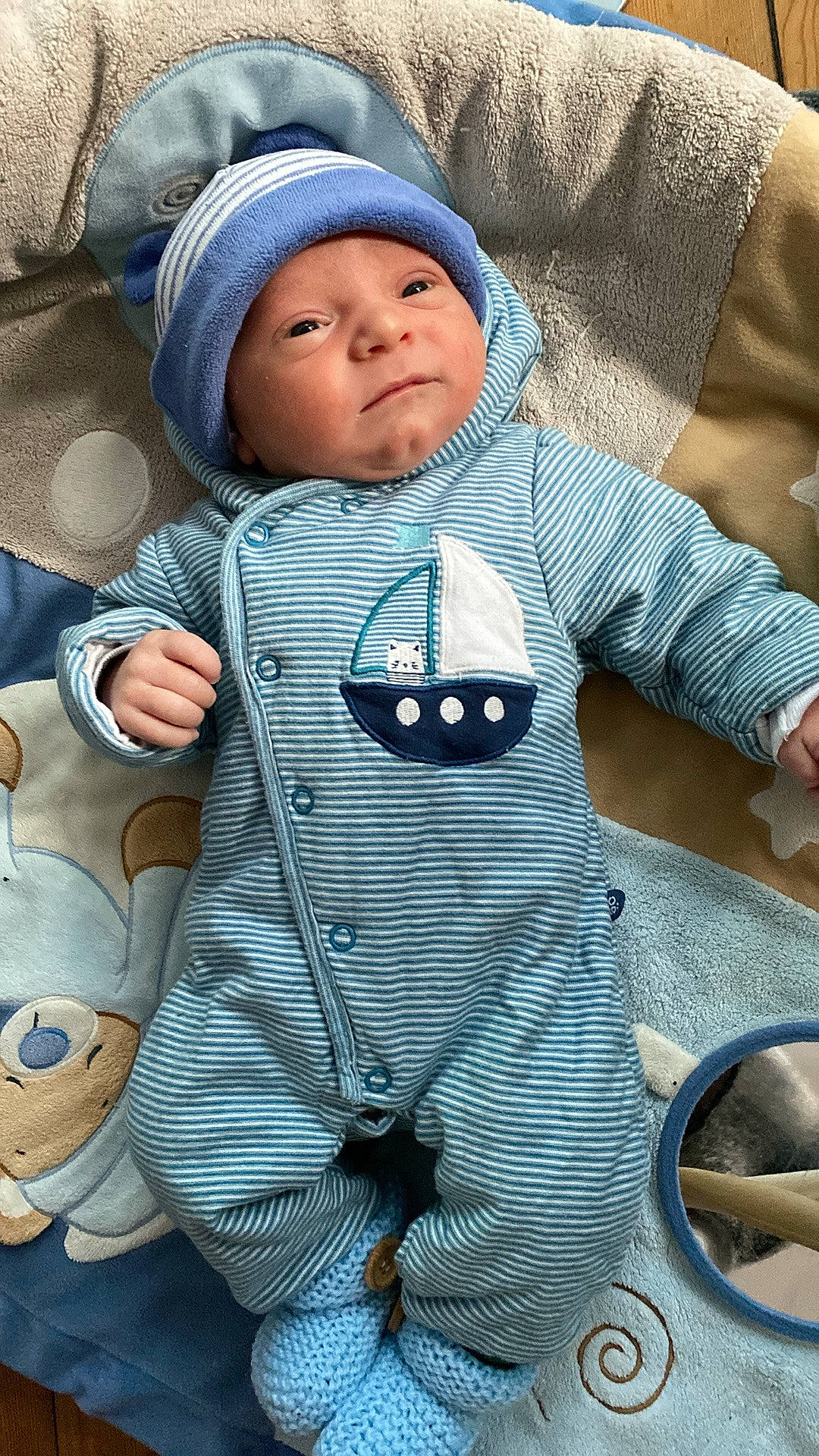 Tymeo a rejoint le concours — aidez-le/la à gagner de superbes lots ! baby, baby_carriage, baby_products, baby_safety, baby_sleeping, baby_toddler_clothing, button, cap, child, comfort, denim, dress_shirt, face, headwear, linens, pattern, person, product, sitting, skin