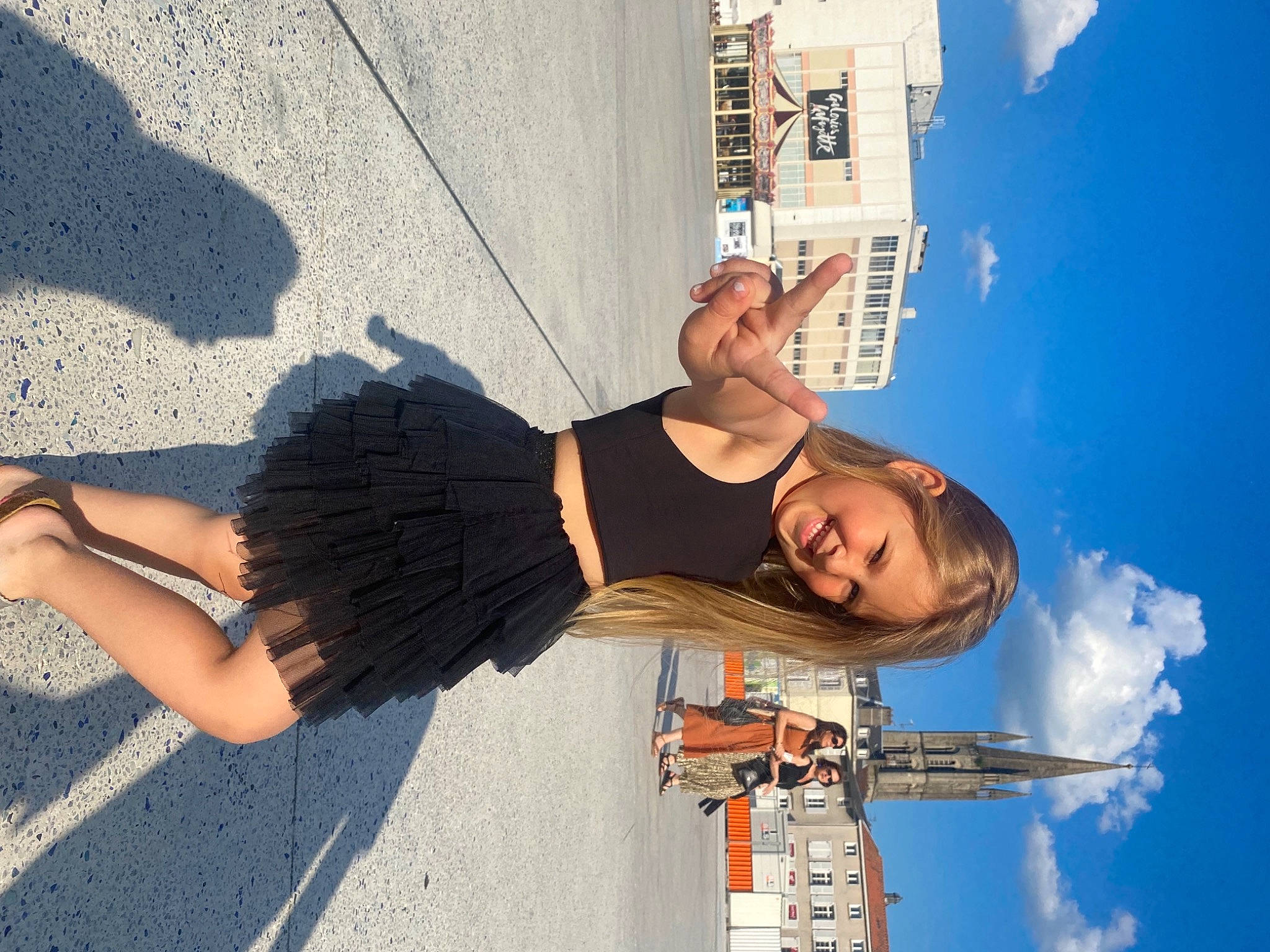 Talya a rejoint le concours — aidez-le/la à gagner de superbes lots ! arm, blue, cloud, daytime, eyewear, fun, happy, human_leg, joy, leisure, people, person, photograph, recreation, sky, smile, street_fashion, sunglasses, t_shirt, thigh