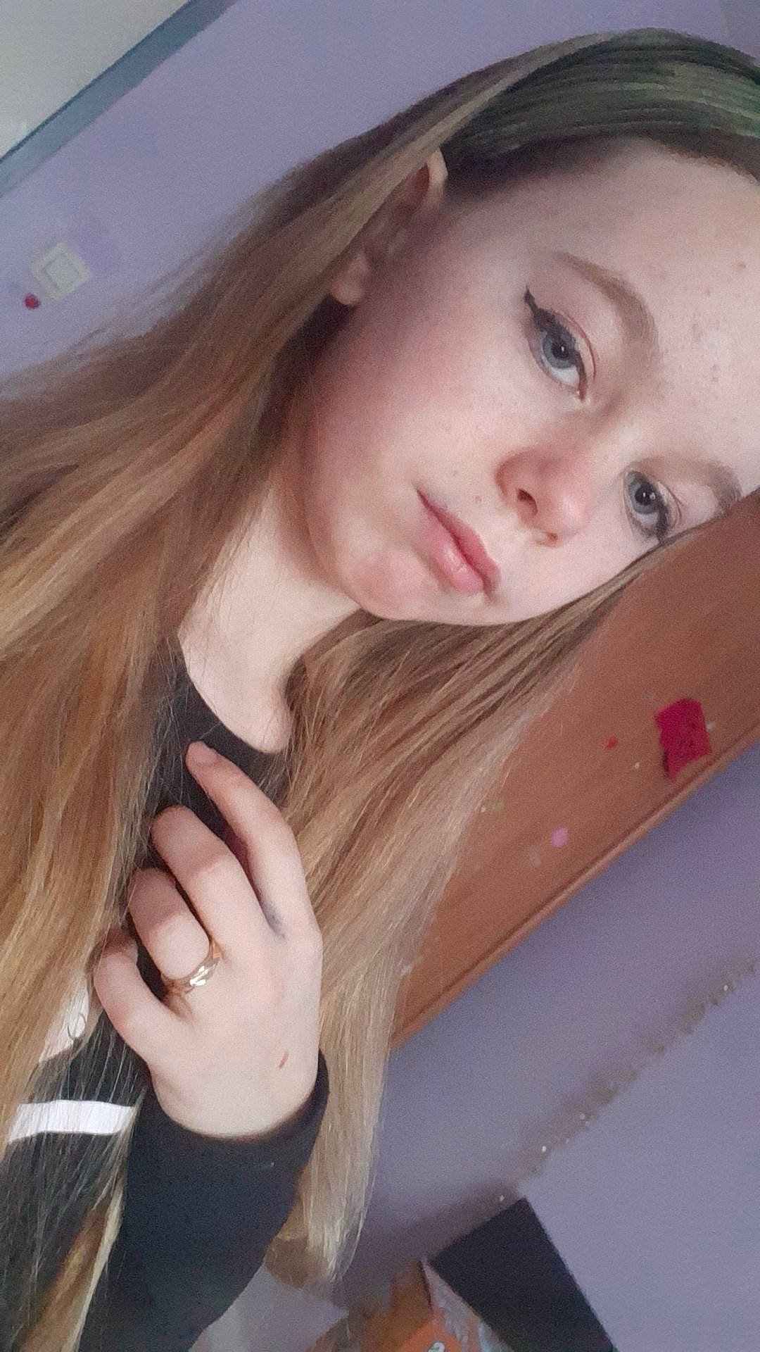 Julia a rejoint le concours — aidez-le/la à gagner de superbes lots ! black_hair, brown_hair, cheek, cool, cosmetics, eyebrow, eyelash, flash_photography, gesture, headgear, layered_hair, lip, lipstick, long_hair, material_property, mouth, nose, organ, person, skin