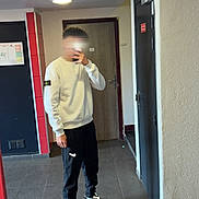 Yassin Yassin a rejoint le concours — aidez-le/la à gagner de superbes lots ! person, teenager, mirror_selfie, indoor, hallway, ceiling_light, security_camera, door, tiles, sneakers, white_sweatshirt, black_pants, phone, reflection, blurred_face, mirror, casual_clothing, pose, floor, entrance