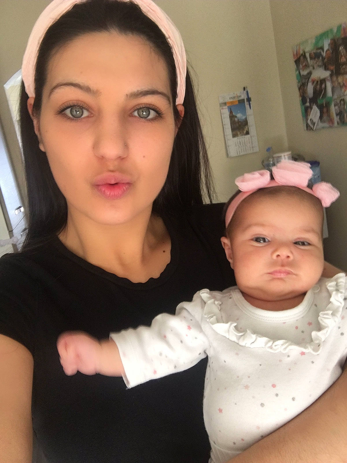 Tyana a rejoint le concours — aidez-le/la à gagner de superbes lots ! arm, baby, cheek, child, chin, ear, eye, eyebrow, eyelash, face, forehead, gesture, head, lip, neck, nose, person, selfie, skin, toddler