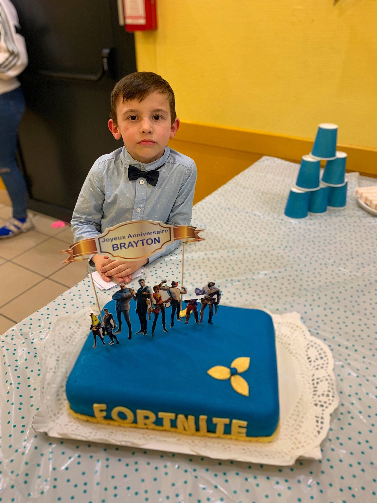 Brayton a rejoint le concours — aidez-le/la à gagner de superbes lots ! baked_goods, birthday, birthday_cake, buttercream, cake, cake_decorating, cake_decorating_supply, cream, dessert, event, food, fun, icing, leisure, person, product, shirt, sugar_cake, sugar_paste, t_shirt