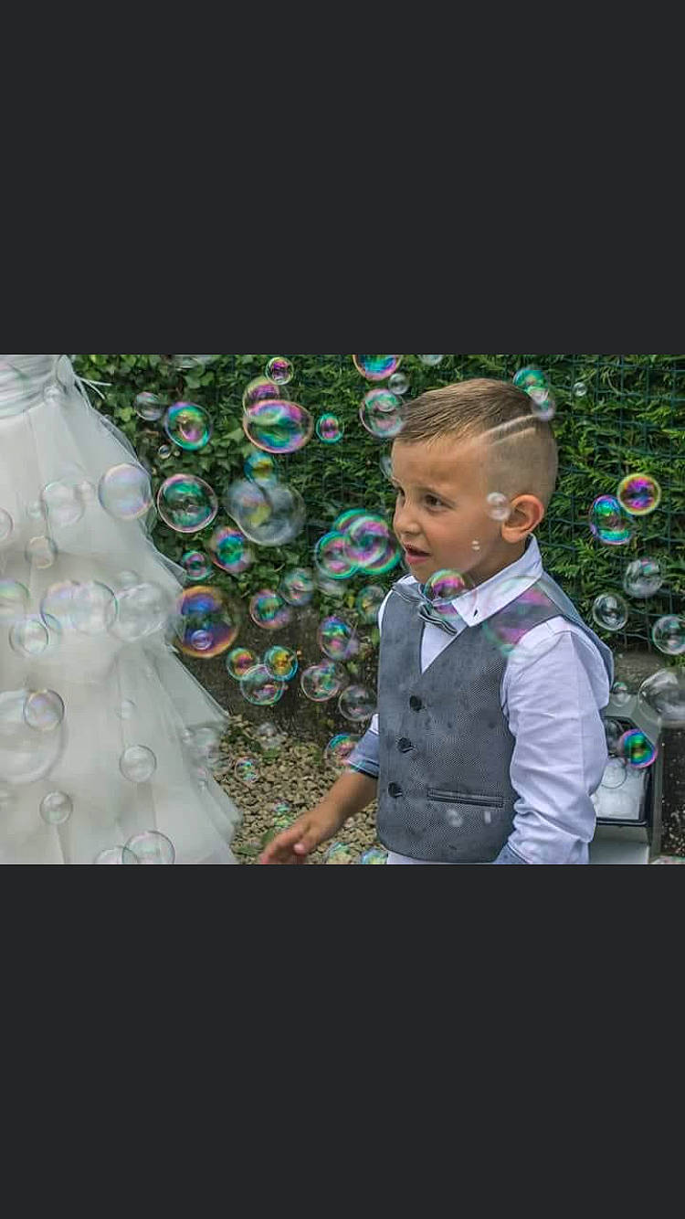 Brayton a rejoint le concours — aidez-le/la à gagner de superbes lots ! child, electric_blue, event, flash_photography, formal_wear, fun, glass, grass, happy, pattern, person, photo_caption, plant, play, portrait, portrait_photography, sitting, sleeve, t_shirt, toddler