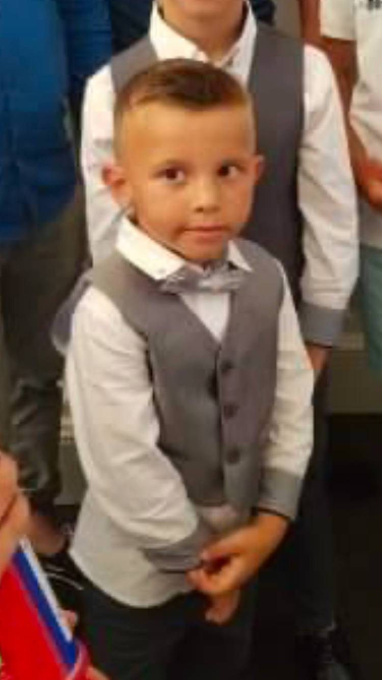 Brayton participe au concours pour gagner de l'argent avec cette photo : blazer, collar, cuff, dress_shirt, event, fashion_accessory, flooring, formal_wear, fun, gesture, happy, person, school_uniform, sleeve, suit, thumb, tie, toddler, tuxedo, uniform