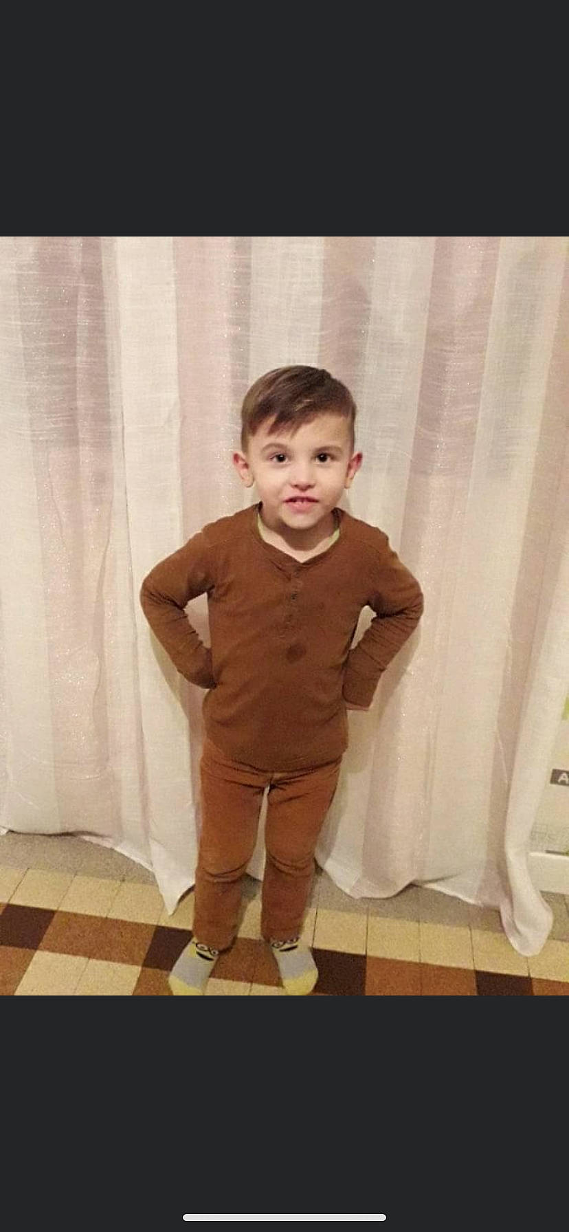 Brayton a rejoint le concours — aidez-le/la à gagner de superbes lots ! arm, baby, baby_toddler_clothing, child, collar, curtain, dress, dress_shirt, fashion_design, flooring, formal_wear, gesture, happy, leg, person, shoulder, sleeve, suit, toddler, waist