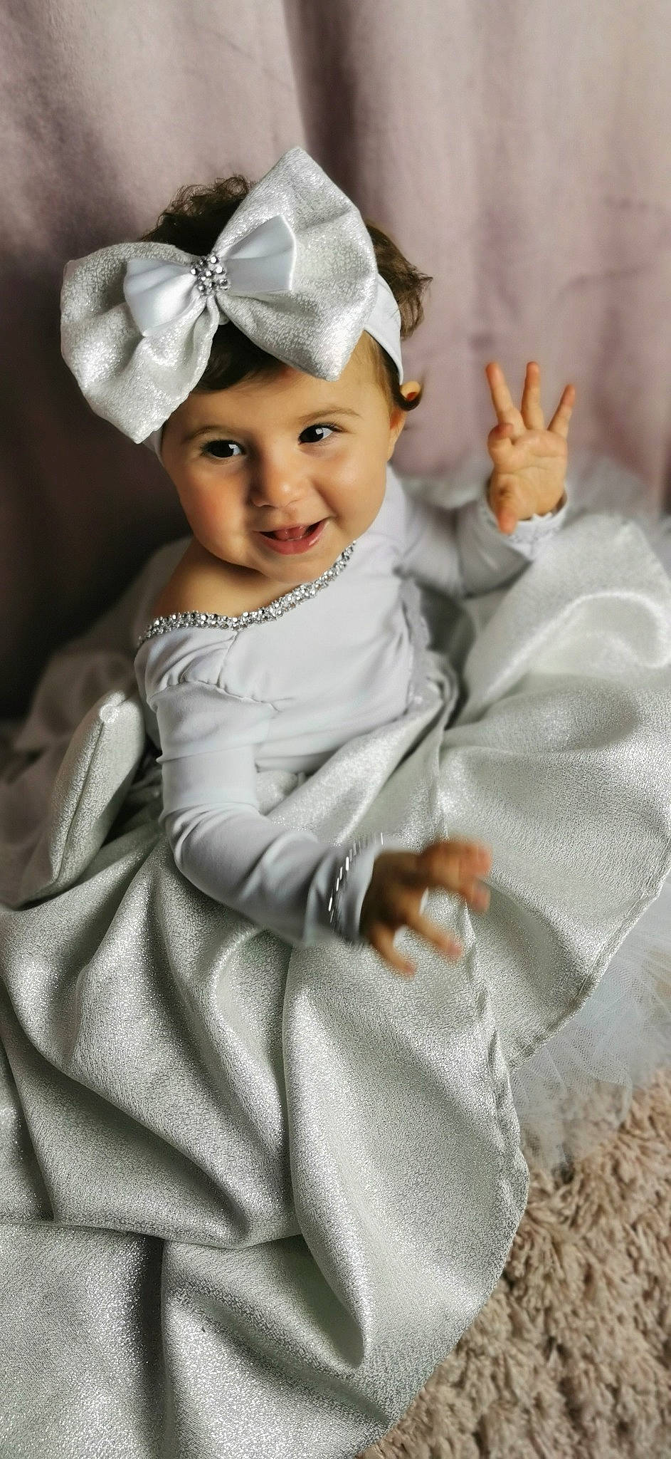 Ayline a rejoint le concours — aidez-le/la à gagner de superbes lots ! baby, baby_toddler_clothing, cap, child, dress, event, face, flash_photography, gesture, hair_accessory, happy, headgear, headpiece, headwear, person, photograph, skin, sleeve, smile, textile