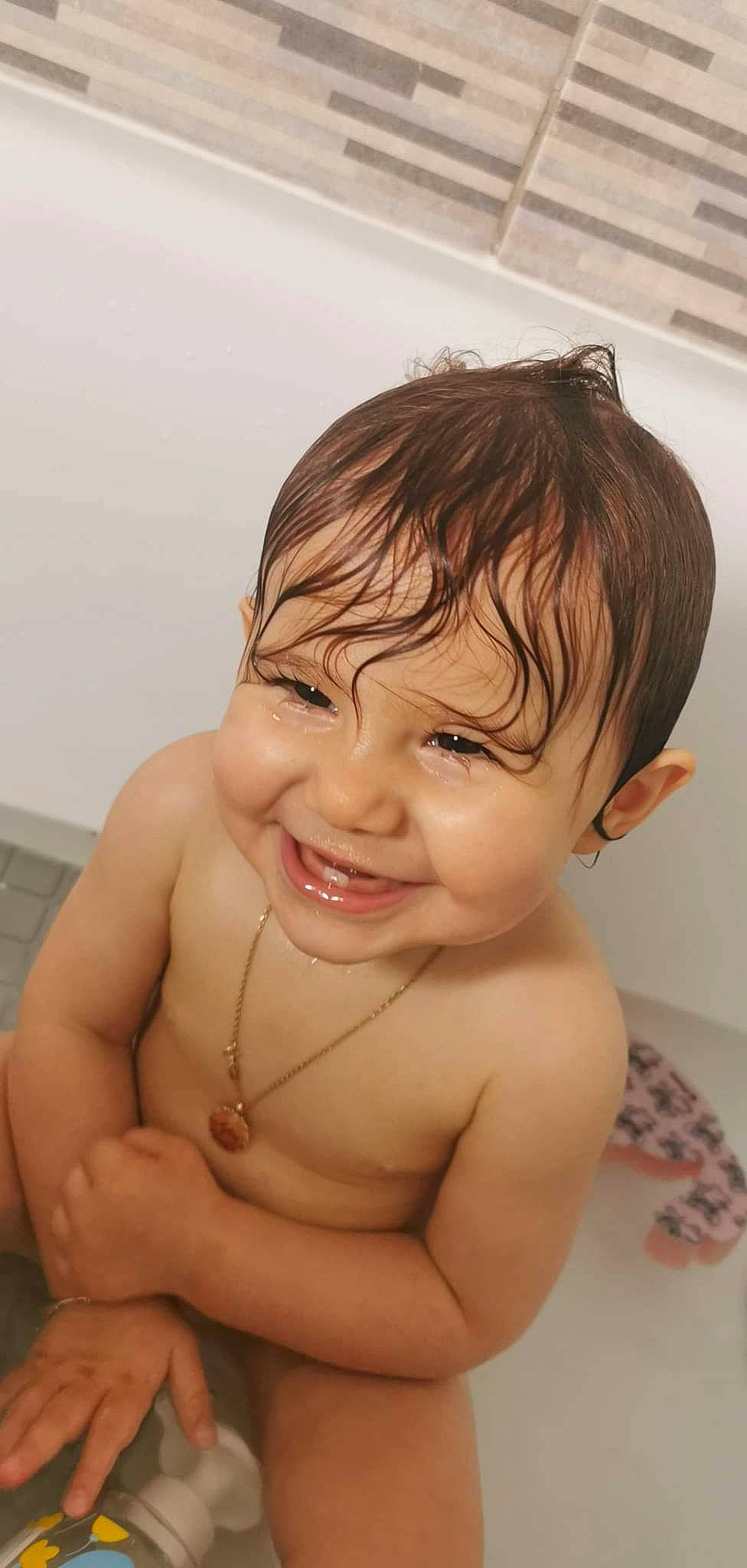 Ayline a rejoint le concours — aidez-le/la à gagner de superbes lots ! arm, baby_bathing, cheek, chin, eye, eyebrow, eyelash, face, forehead, hair, head, human_body, joy, lip, mouth, muscle, neck, nose, organ, person