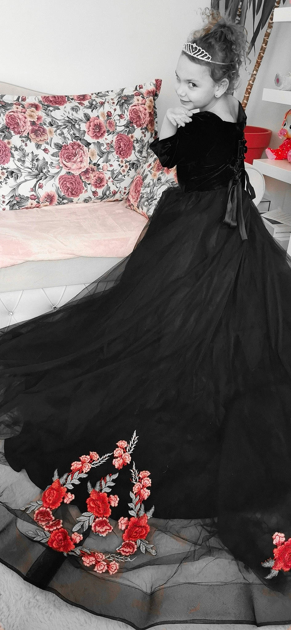 Lylou participe au concours pour gagner de l'argent avec cette photo : bridal_accessory, bridal_party_dress, day_dress, dress, embellishment, fashion_design, formal_wear, gown, grey, joint, long_hair, one_piece_garment, person, pink, red, ruffle, sleeve, style, textile, victorian_fashion