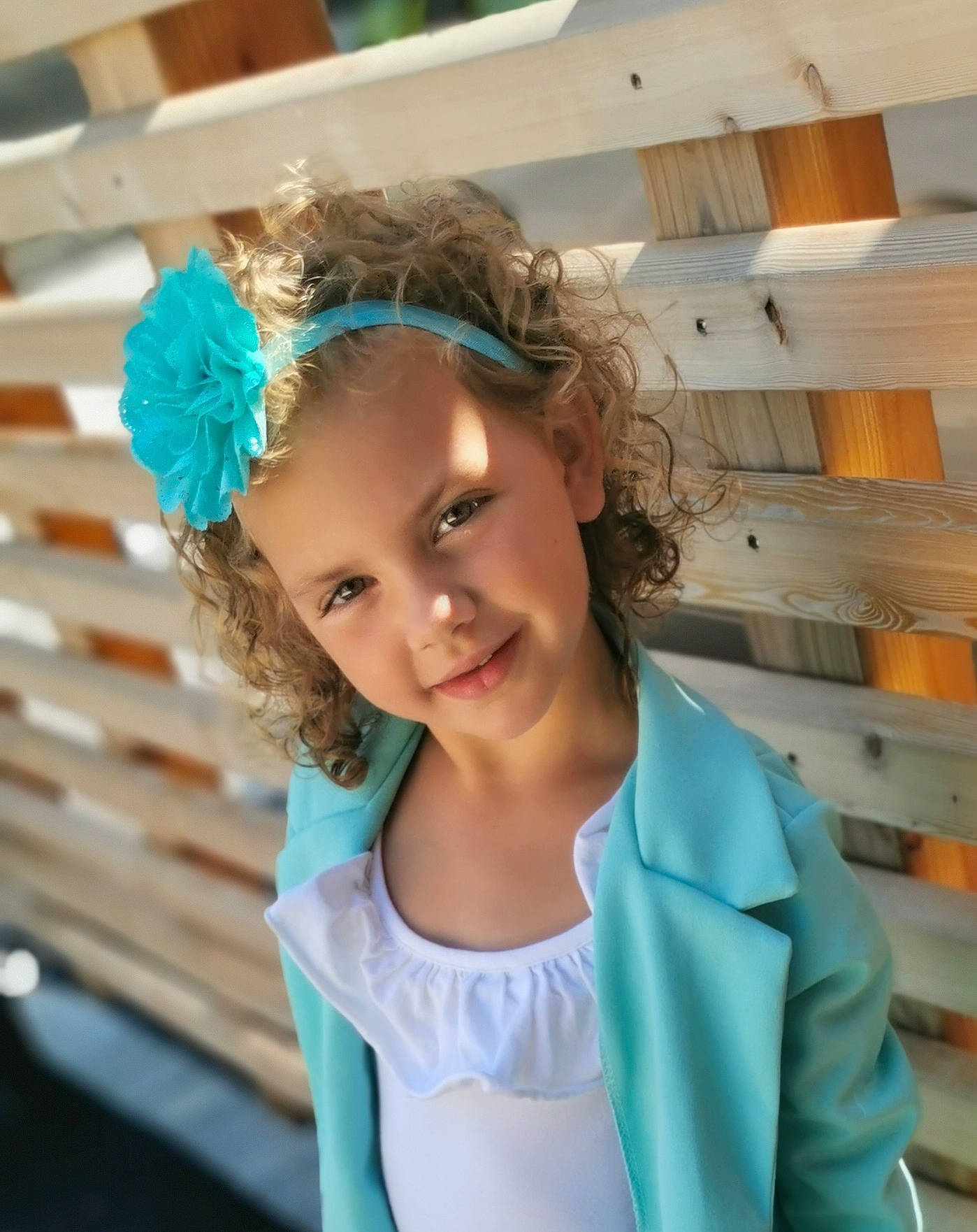 Lylou participe au concours pour gagner de l'argent avec cette photo : aqua, azure, cool, electric_blue, eye, eyebrow, facial_expression, fashion, fashion_design, flash_photography, hair, hairstyle, happy, headpiece, joy, organ, person, shoulder, sleeve, smile