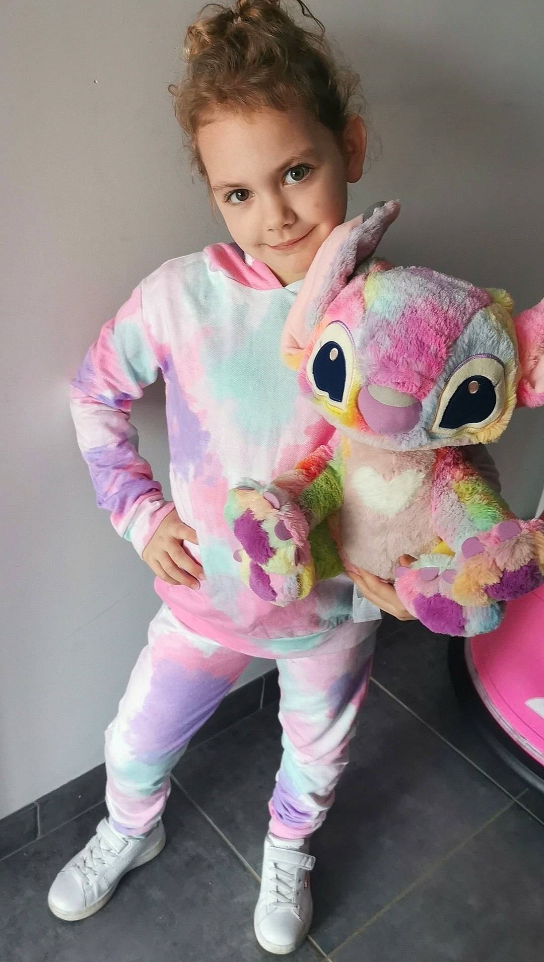 Lylou participe au concours pour gagner de l'argent avec cette photo : baby_toddler_clothing, child, doll, fawn, fun, fur, happy, joy, magenta, pattern, person, pink, plant, purple, shoe, sleeve, smile, stuffed_toy, textile, toddler