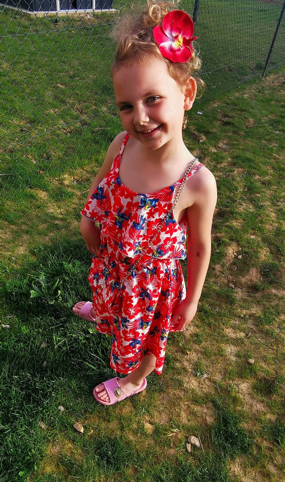 Lylou a rejoint le concours — aidez-le/la à gagner de superbes lots ! baby_toddler_clothing, child, day_dress, eye, fun, grass, hair, happy, head, headband, headpiece, human_leg, joy, leaf, magenta, pattern, people_in_nature, person, pink, smile