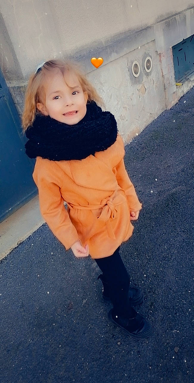 Leelou a rejoint le concours — aidez-le/la à gagner de superbes lots ! arm, asphalt, baby_toddler_clothing, child, eye, face, flash_photography, fun, hairstyle, happy, human_body, joy, nose, person, road_surface, shoe, skin, sleeve, smile, street_fashion