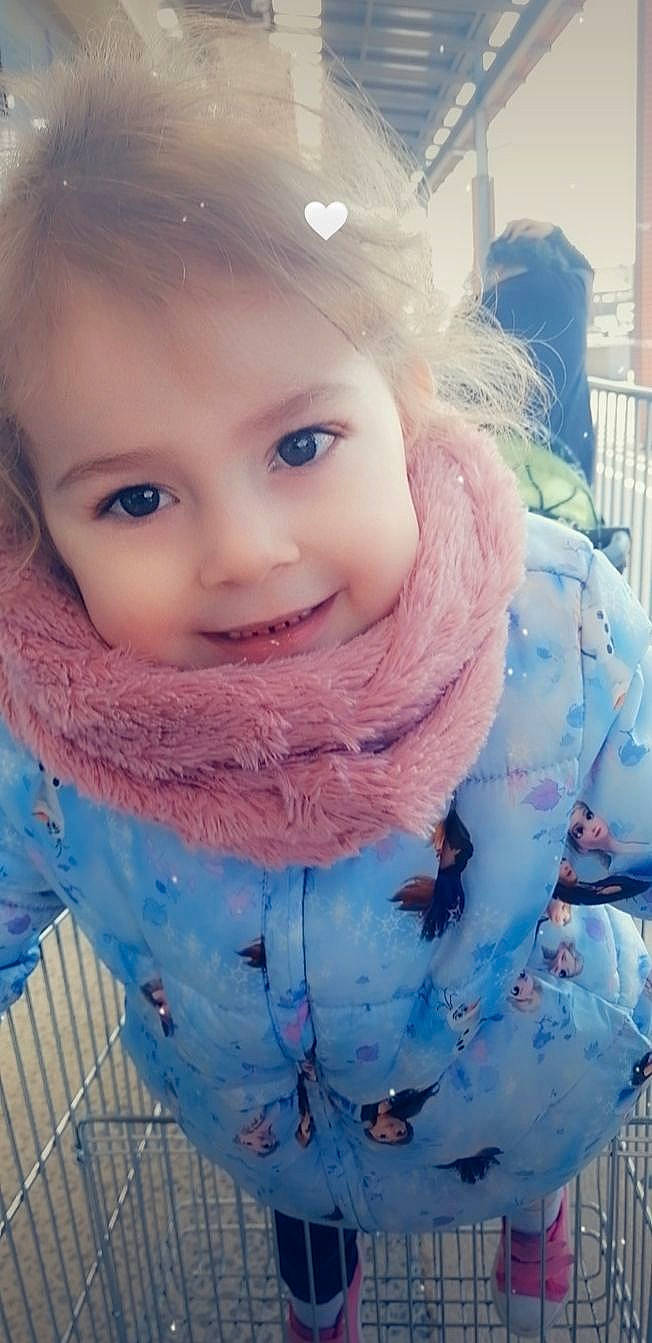 Leelou participe au concours pour gagner de l'argent avec cette photo : blue, cap, child, cool, dress, electric_blue, eye, freezing, grass, happy, iris, jacket, joy, lip, neck, outerwear, person, selfie, skin, smile