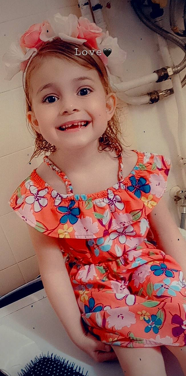 Leelou a rejoint le concours — aidez-le/la à gagner de superbes lots ! baby_toddler_clothing, child, dress, eye, eyelash, face, facial_expression, fashion, flash_photography, hairstyle, happy, iris, joy, lip, neck, organ, person, pink, skin, sleeve