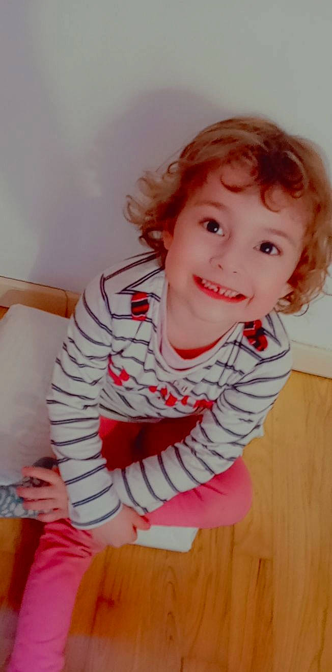 Leelou a rejoint le concours — aidez-le/la à gagner de superbes lots ! arm, baby, baby_toddler_clothing, cheek, floor, flooring, happy, iris, joint, joy, lip, mouth, neck, nose, person, shoulder, skin, sleeve, smile, standing