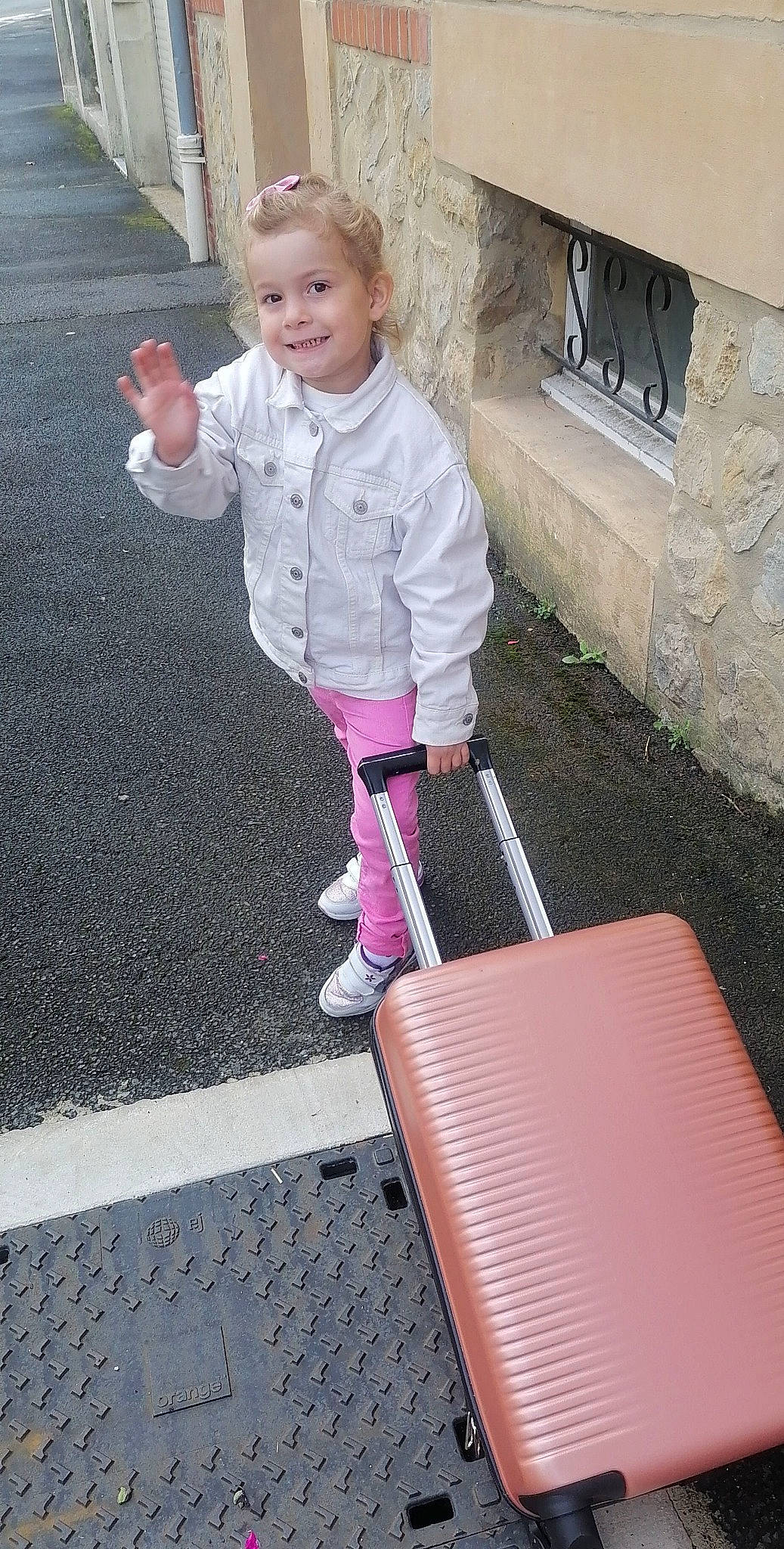 Leelou a rejoint le concours — aidez-le/la à gagner de superbes lots ! asphalt, baby_products, baby_toddler_clothing, child, city, fun, grass, happy, joy, magenta, person, pink, play, recreation, road_surface, sitting, sleeve, smile, snapshot, standing